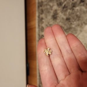 **SINGLE** Tory burch earring.